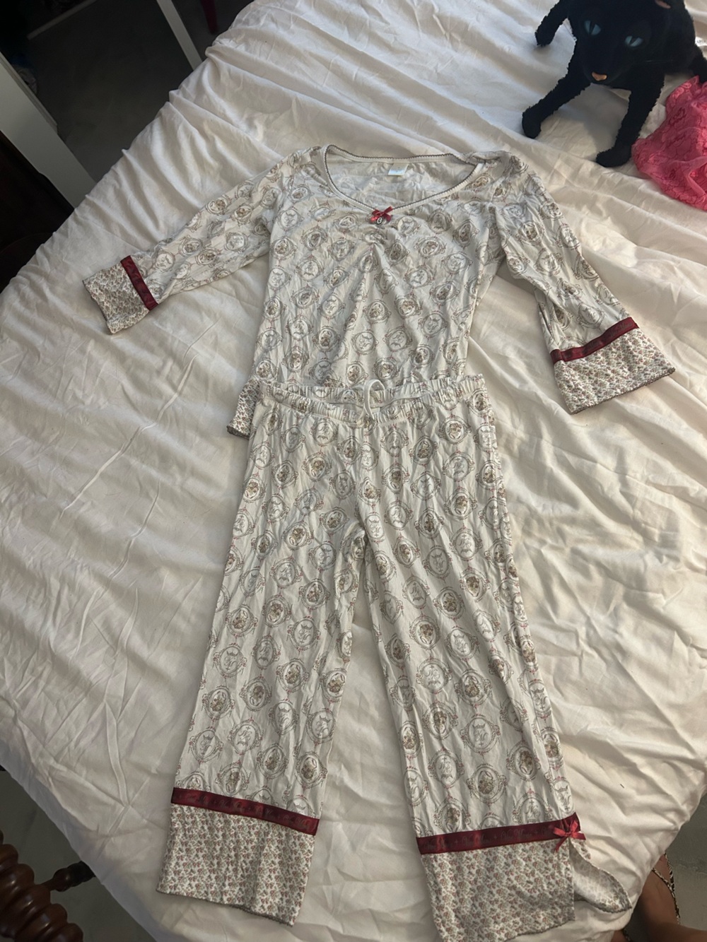 Vive Marie Women's Printed pajama set in Ivory with Burgundy Trim